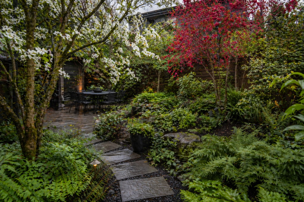 Native trees blooming in a Portland yard during spring". Y la imagen dentro del artículo necesita alt text descriptivo también.